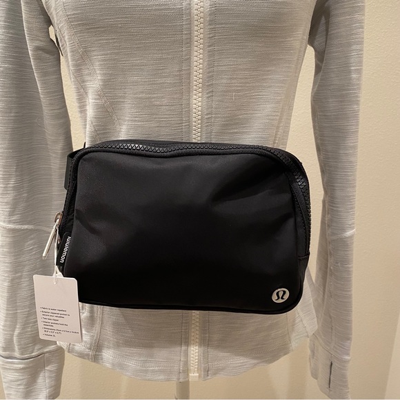 🆕 LARGE Everywhere Belt Bag in Black Lululemon - Picture 2 of 2